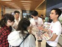 學生大使在中五生學業規劃日向中學生展示書院的照片。